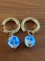 Gouden oorringen met blauw-witte kralen, Ophalen of Verzenden, Nieuw, Overige materialen, Hangers