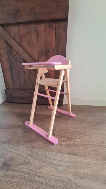 Houten poppenstoel beschikbaar voor biedingen