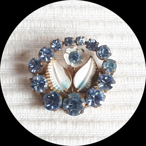 Jaren '40 Broche met Krans van Blauwe Rijnstenen en Emaille., Sieraden, Tassen en Uiterlijk, Antieke sieraden, Broche, Overige materialen