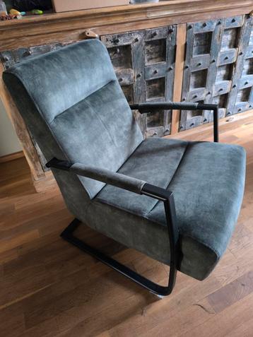 Moderne groen fluwelen fauteuil beschikbaar voor biedingen