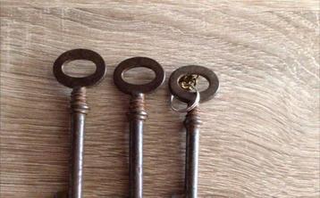 3 Oude Sleutels 💥 met ribbels in het heft beschikbaar voor biedingen