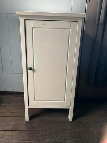 Nachtkastje met deur en planken beschikbaar voor biedingen