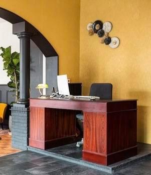 Knap zakelijk bureau beschikbaar voor biedingen