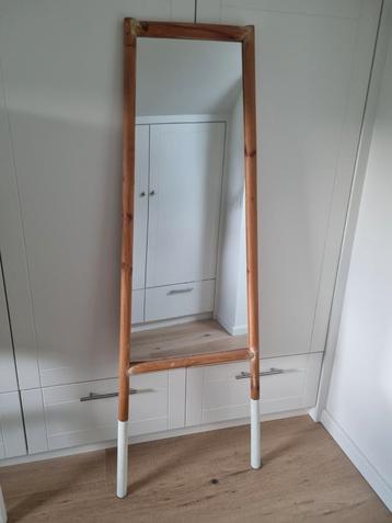 Unieke Passpiegel hout met witte poten.  beschikbaar voor biedingen