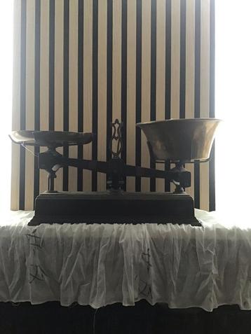 Antieke Tafel Weegschaal beschikbaar voor biedingen