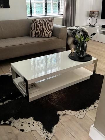 Hoogglans witte salontafel beschikbaar voor biedingen