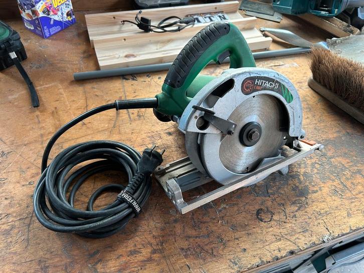 Hitachi cirkelzaag 165mm, Doe-het-zelf en Verbouw, Gereedschap | Zaagmachines, Gebruikt, Cirkelzaag, 600 tot 1200 watt, 30 tot 70 mm