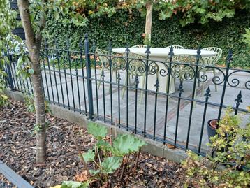 Hekwerk met poort, massief ijzer beschikbaar voor biedingen