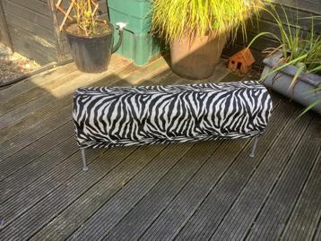 GEZOCHT! Stal voor “ Zebra bankje” veel leuk voor weinig!! beschikbaar voor biedingen