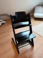 Twee zwarte Stokke Tripp Trapp stoelen met babyset, Ophalen, Gebruikt, Meegroeistoel, Stoelverkleiner