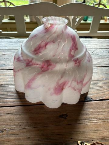 Prachtige vintage glazen hanglamp roze en wit beschikbaar voor biedingen