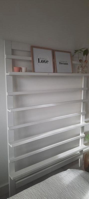 Witte wandrek met planken. beschikbaar voor biedingen