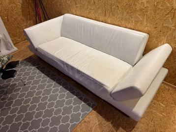 Witte leren design bank  beschikbaar voor biedingen