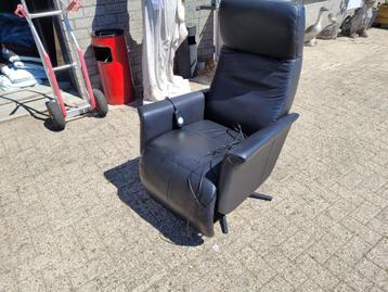 zgan 1 jaar zwart rundleer oude sta-op stoel draai fauteuil beschikbaar voor biedingen