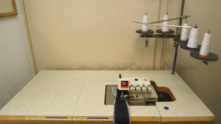 Industrie Lockmachine Juki 5 Draads 2 Naalds, Hobby en Vrije tijd, Naaimachines en Toebehoren, Gebruikt, Naaimachine, Overige merken