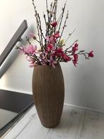 Kunstbloemen in houtlook vaas, Huis en Inrichting, Woonaccessoires | Vazen, Minder dan 50 cm, Glas, Ophalen of Verzenden, Zo goed als nieuw