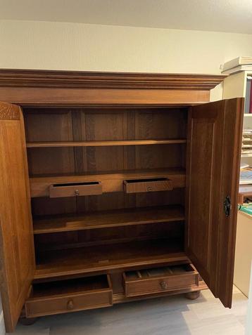 Eikenhouten kast, pracht exemplaar beschikbaar voor biedingen