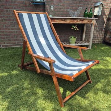 Vintage houten strandstoel beschikbaar voor biedingen