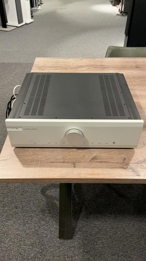 Musical Fidelity M6 si versterker in nieuwstaat, Audio, Tv en Foto, Versterkers en Receivers, Zo goed als nieuw, 120 watt of meer