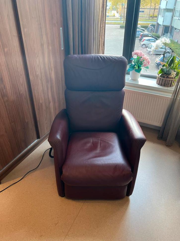 Prominent luxe lederen elektrische sta op stoel, Huis en Inrichting, Fauteuils, Gebruikt, Leer, 50 tot 75 cm, Minder dan 75 cm