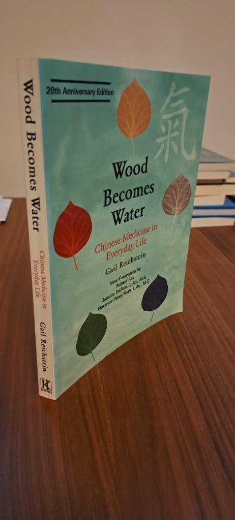 Wood Becomes Water Chinese Medicine, Boeken, Overige Boeken, Zo goed als nieuw, Ophalen of Verzenden
