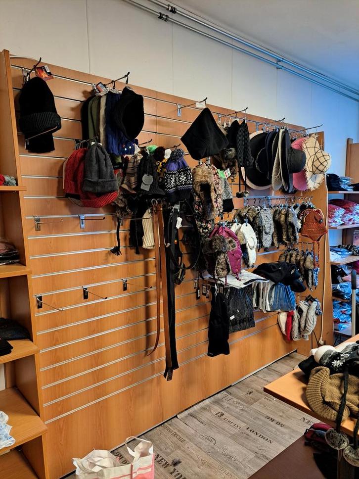 Winkelstellingen met slatwall, Kleding | Dames, Kledingrekken, Ophalen