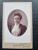 CDV vrouw Atelier Obbema Sneek, Gebruikt, Foto, Klederdracht, Ophalen of Verzenden