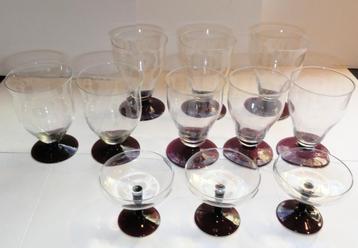 11 art deco glazen op paarse voet - WJ Rozendaal. beschikbaar voor biedingen