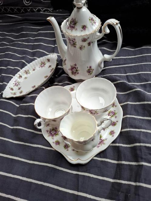 Royal Albert serviesgoed., Antiek en Kunst, Antiek | Servies compleet, Ophalen of Verzenden