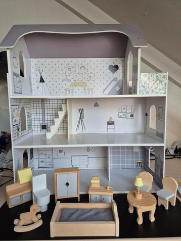 Houten Poppenhuis met Interieur beschikbaar voor biedingen