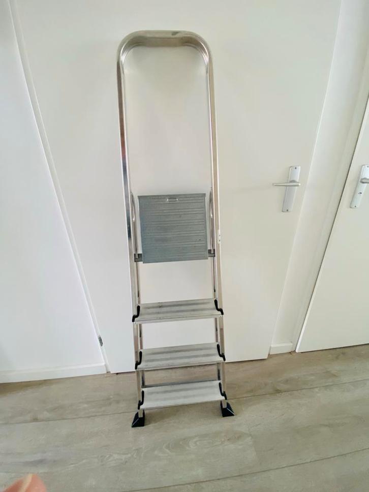 Blokker Trap - 4 treden, Doe-het-zelf en Verbouw, Ladders en Trappen, Zo goed als nieuw, Trap, Minder dan 2 meter, Ophalen