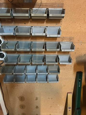 Diverse bakjes aan de wand voor assortiment beschikbaar voor biedingen