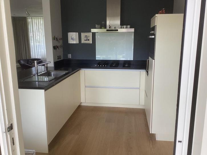 Design keuken, merk Bos, natuursteenblad met apparatuur, Huis en Inrichting, Keuken | Complete keukens, Gebruikt, U-keuken, Wit