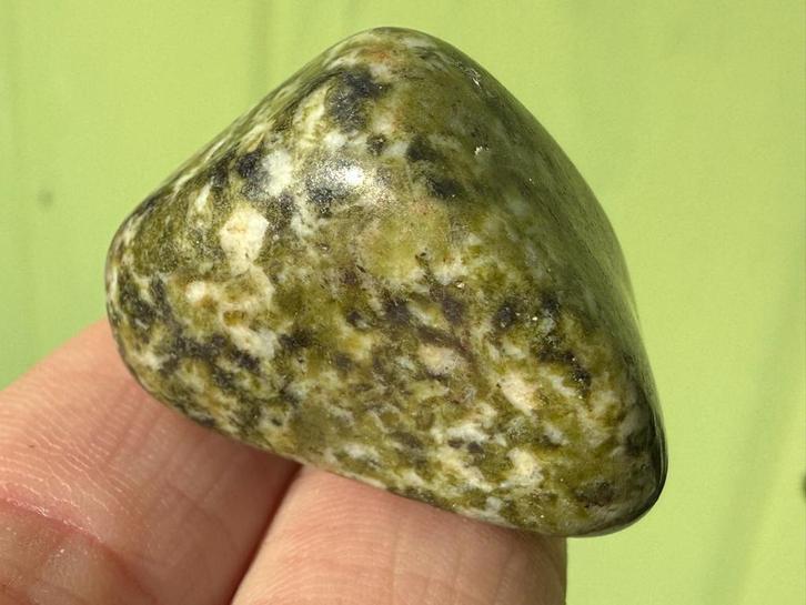 Epidoot broekzaksteen mineralen, Verzamelen, Mineralen en Fossielen, Mineraal, Ophalen of Verzenden