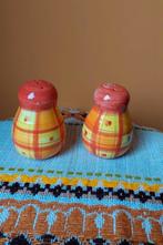 Vintage zout en peper stel geruit patroon oranje geel 70s, Antiek en Kunst, Antiek | Keramiek en Aardewerk, Ophalen of Verzenden