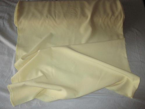Lichtgeel Super Terlenka 150 cm breed., Hobby en Vrije tijd, Stoffen en Lappen, Nieuw, Polyester, 120 cm of meer, 200 cm of meer