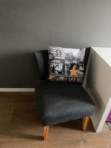 Donkergrijze fauteuil beschikbaar voor biedingen