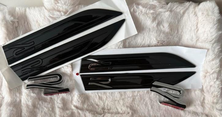 VW R-line Logo Set - Nieuw! Vanaf bouwjaar 2019, Auto-onderdelen, Carrosserie en Plaatwerk, Bumper, Volkswagen, Voor, Nieuw, Verzenden