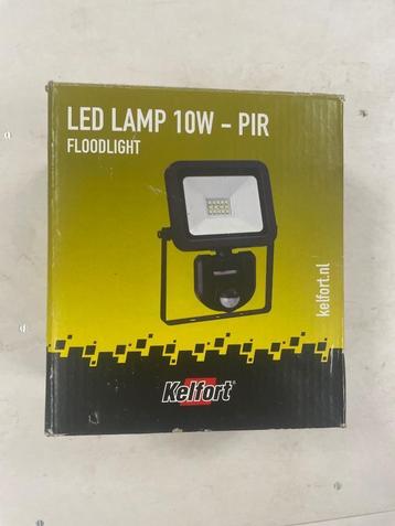 Nieuwe LED buitenlamp met sensor, schriklicht  beschikbaar voor biedingen