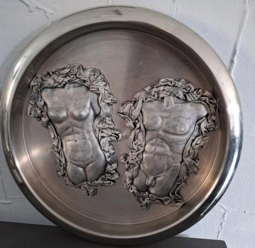 Wanddecoratie; mooie aluminium schaal met torso's  beschikbaar voor biedingen