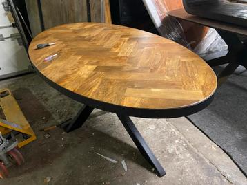 Ovale eikenhouten tafel - Visgraat motief beschikbaar voor biedingen