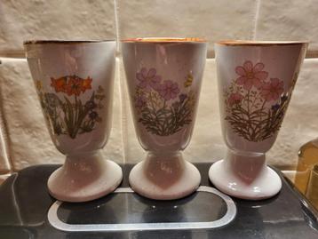 Vintage Wildflower Bekers Op Voet 3 Stuks beschikbaar voor biedingen