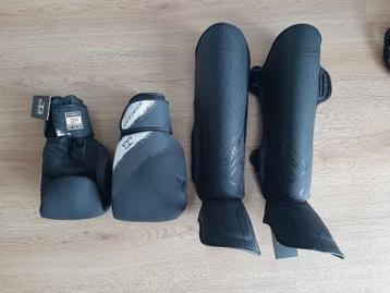 Nieuwe kick bokshandschoenen 14OZ en scheenbeschermers XL  beschikbaar voor biedingen