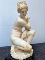 Albast beeldje, gesigneerd G. Ruggeri, 24 cm, Antiek en Kunst, Kunst | Beelden en Houtsnijwerken, Ophalen of Verzenden