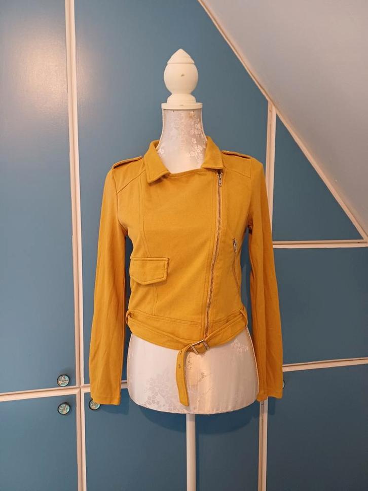 Jasje van Pretty Little Thing, maat 36, Kleding | Dames, Jassen | Zomer, Gedragen, Maat 36 (S), Geel, Ophalen of Verzenden