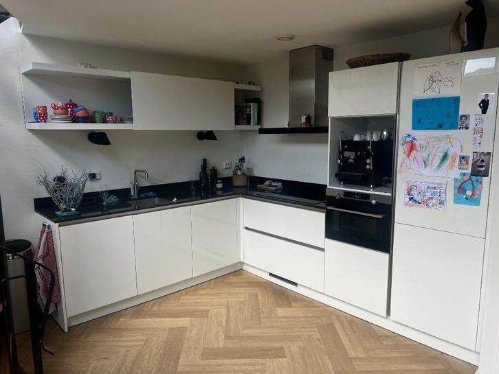 Hoogglans Bruynzeel keuken uit 2021, Huis en Inrichting, Keuken | Complete keukens, Zo goed als nieuw, Hoekkeuken, Wit, Composiet