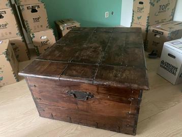 Oude houten vintage kist  beschikbaar voor biedingen