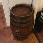 Een oud wijnvat met deurtje, Ophalen