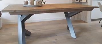 houten eettafel met metalen onderstel beschikbaar voor biedingen