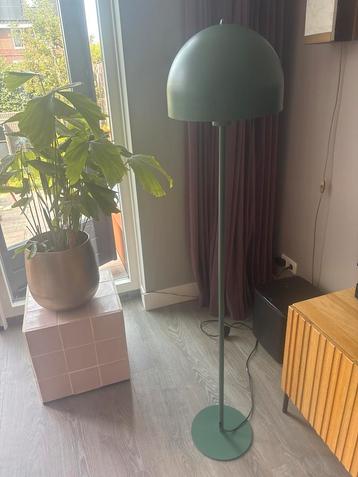 Vintage groene vloerlamp beschikbaar voor biedingen